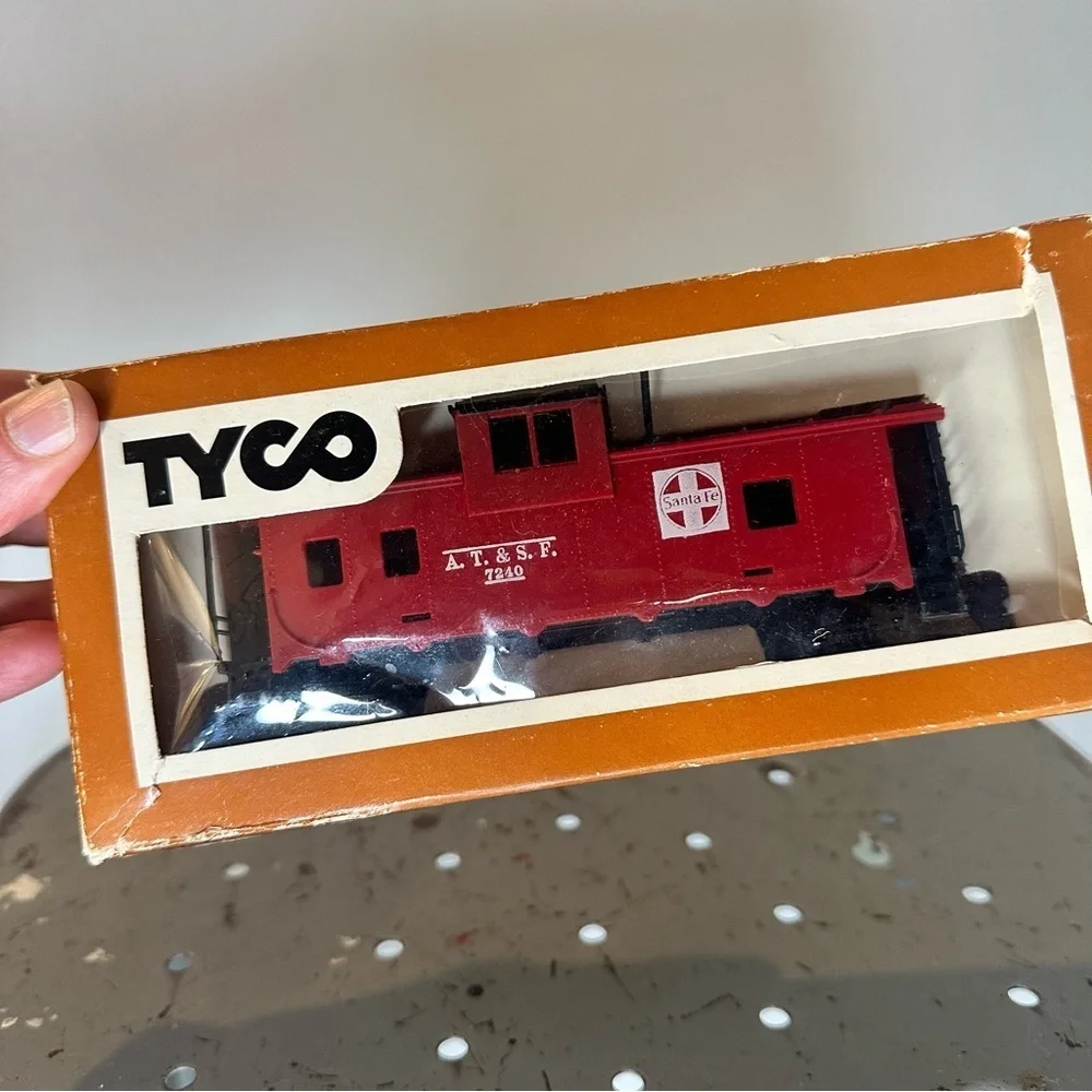 Tyco HO train car Santa Fe caboose 328 railroad display